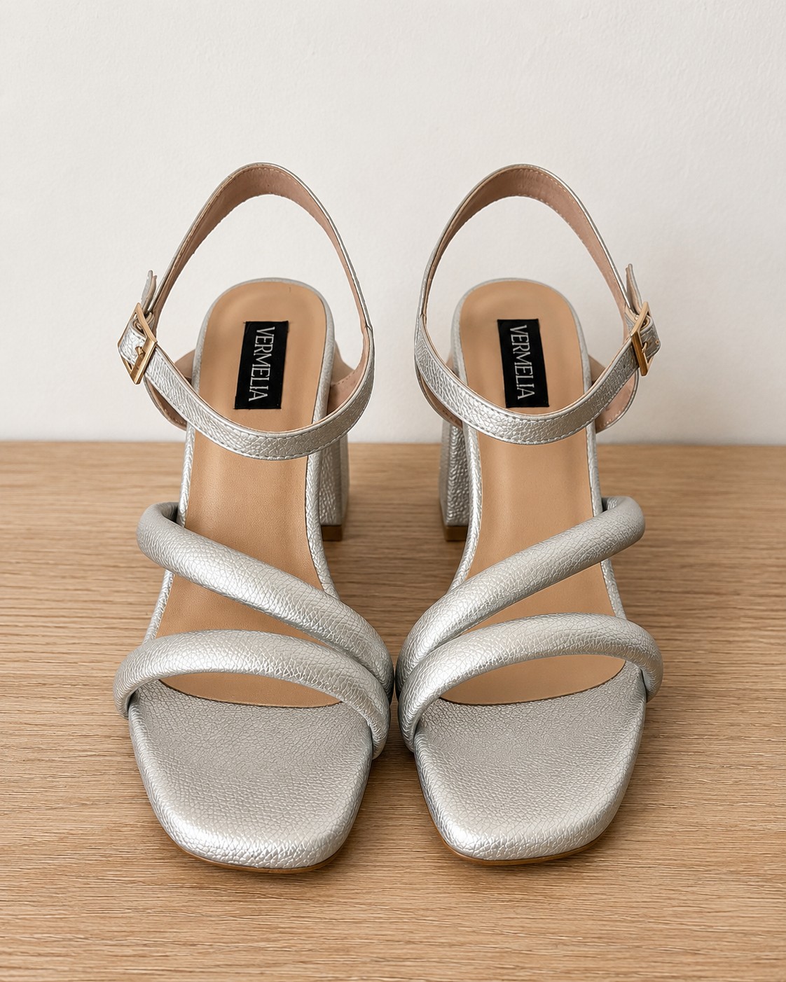 Tacones cruzados plateado mate
